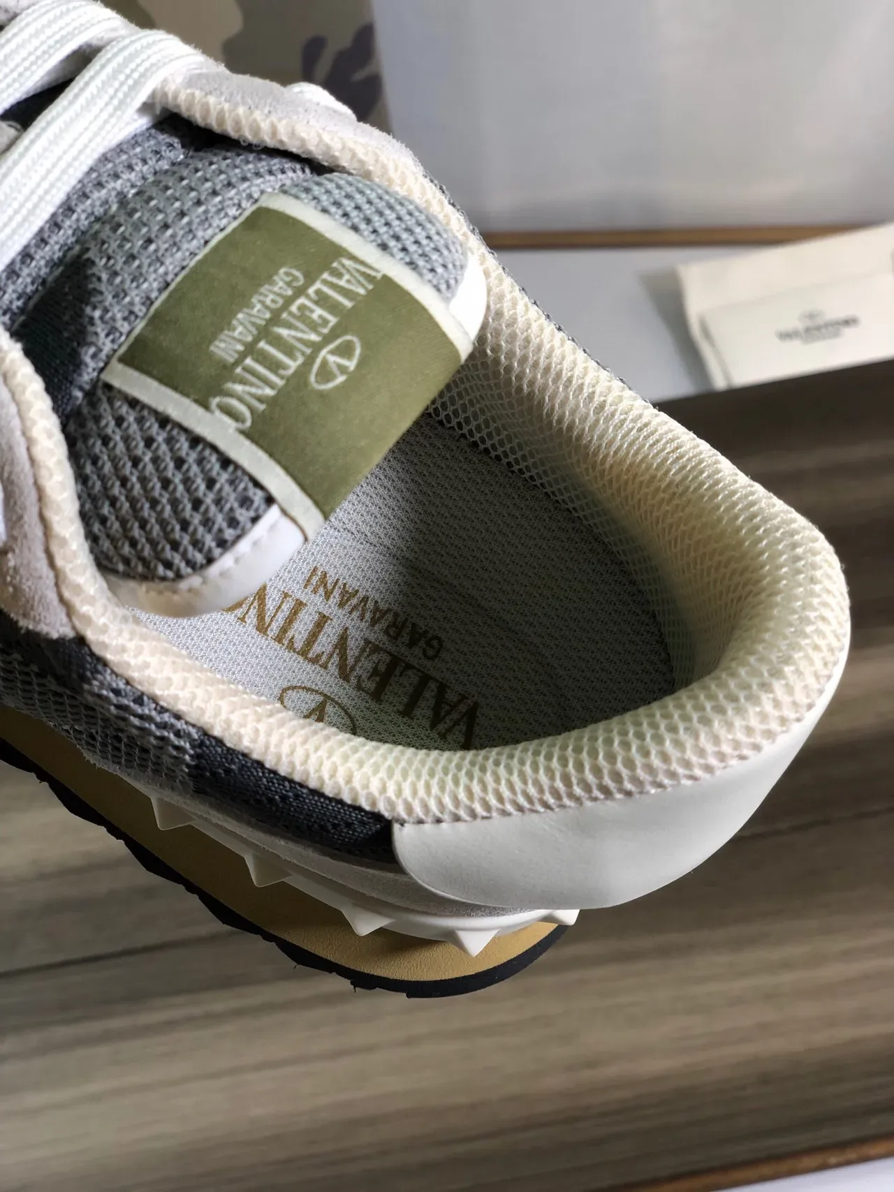 Valentino Rockstud Tênis lifestyle mesh e camurça camuflado 2
