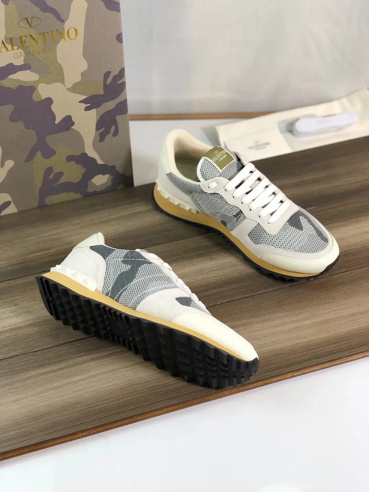 Valentino Rockstud Tênis lifestyle mesh e camurça camuflado 3