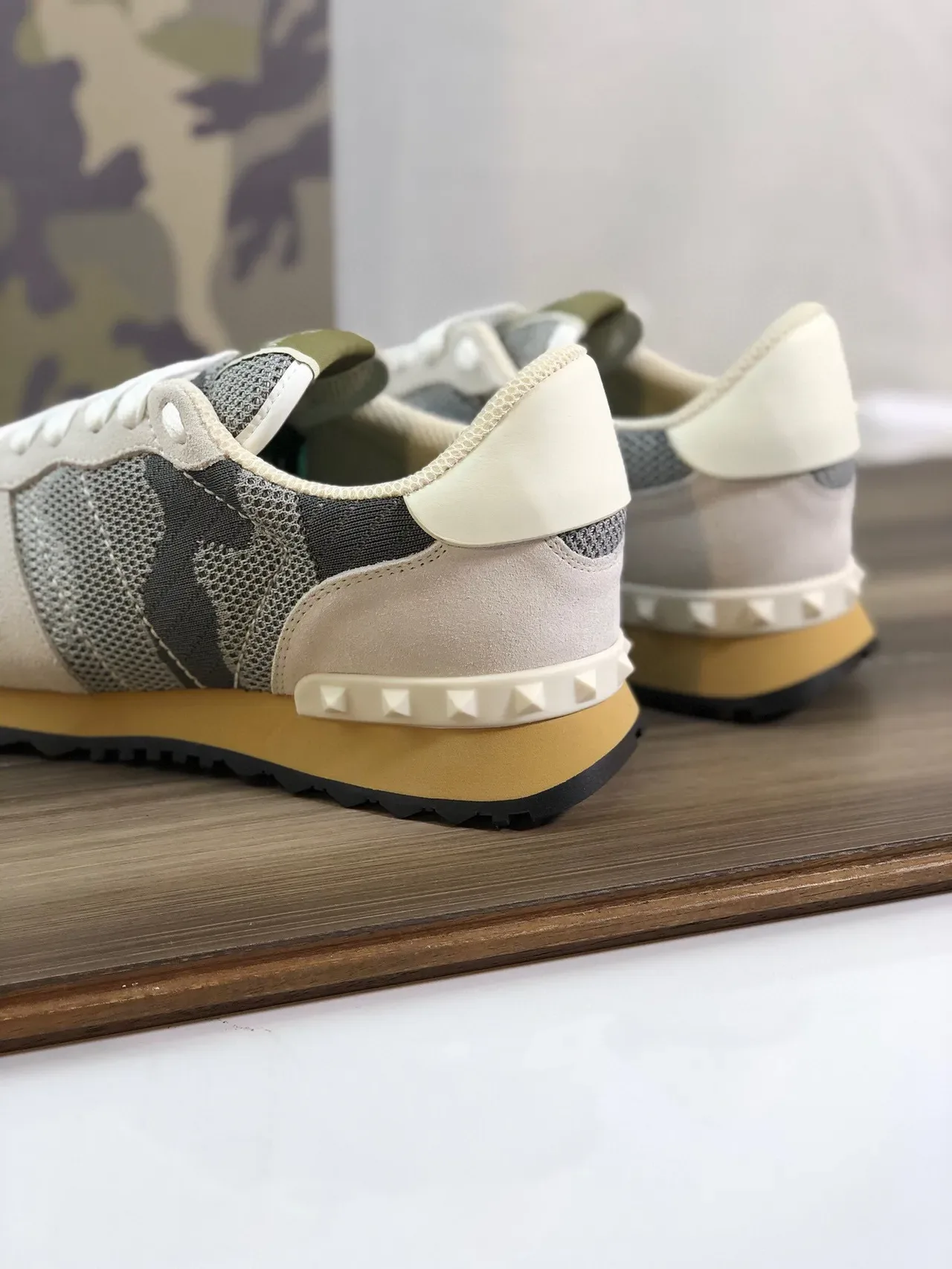 Valentino Rockstud Tênis lifestyle mesh e camurça camuflado 5
