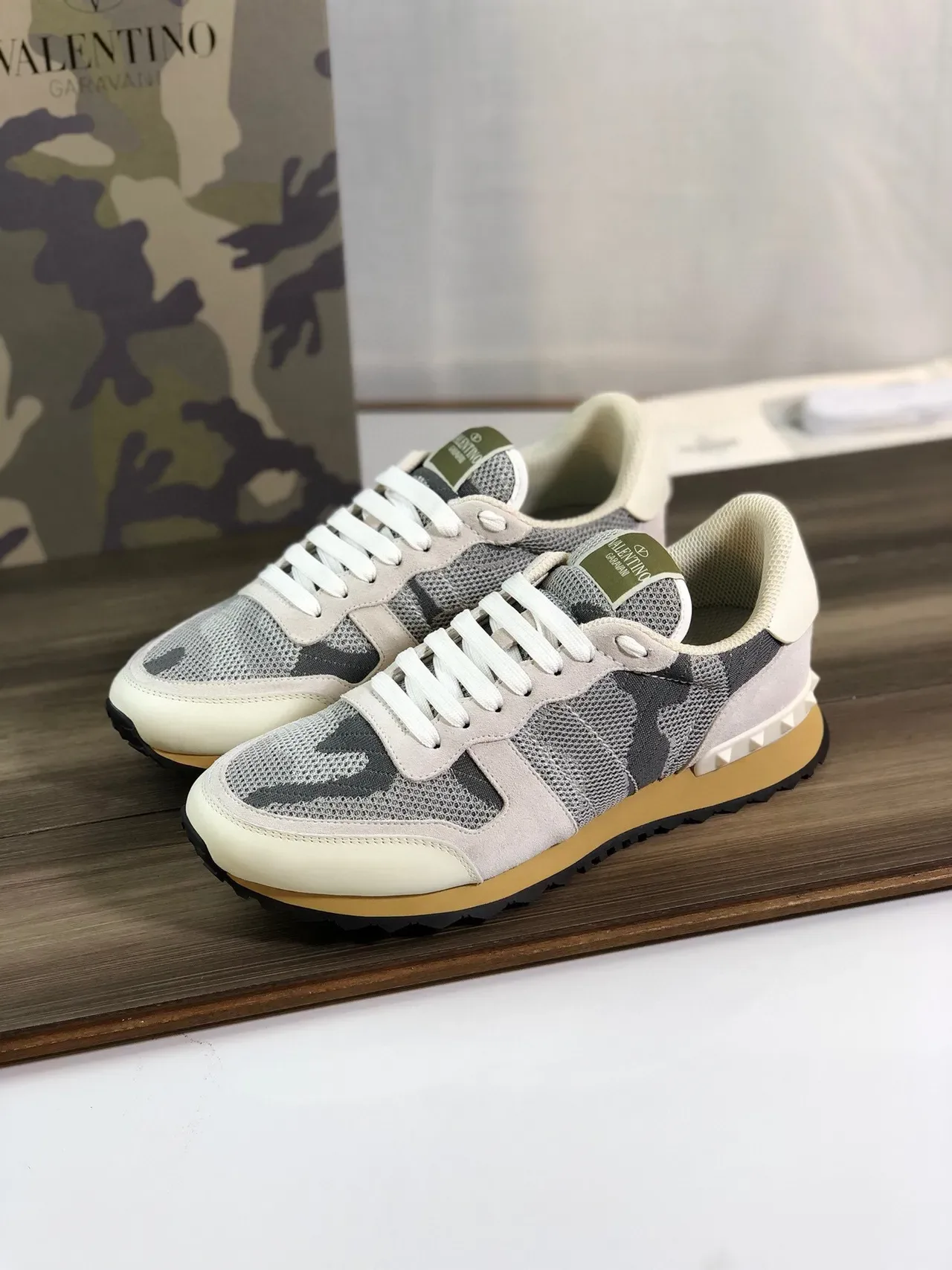 Valentino Rockstud Tênis lifestyle mesh e camurça camuflado 7