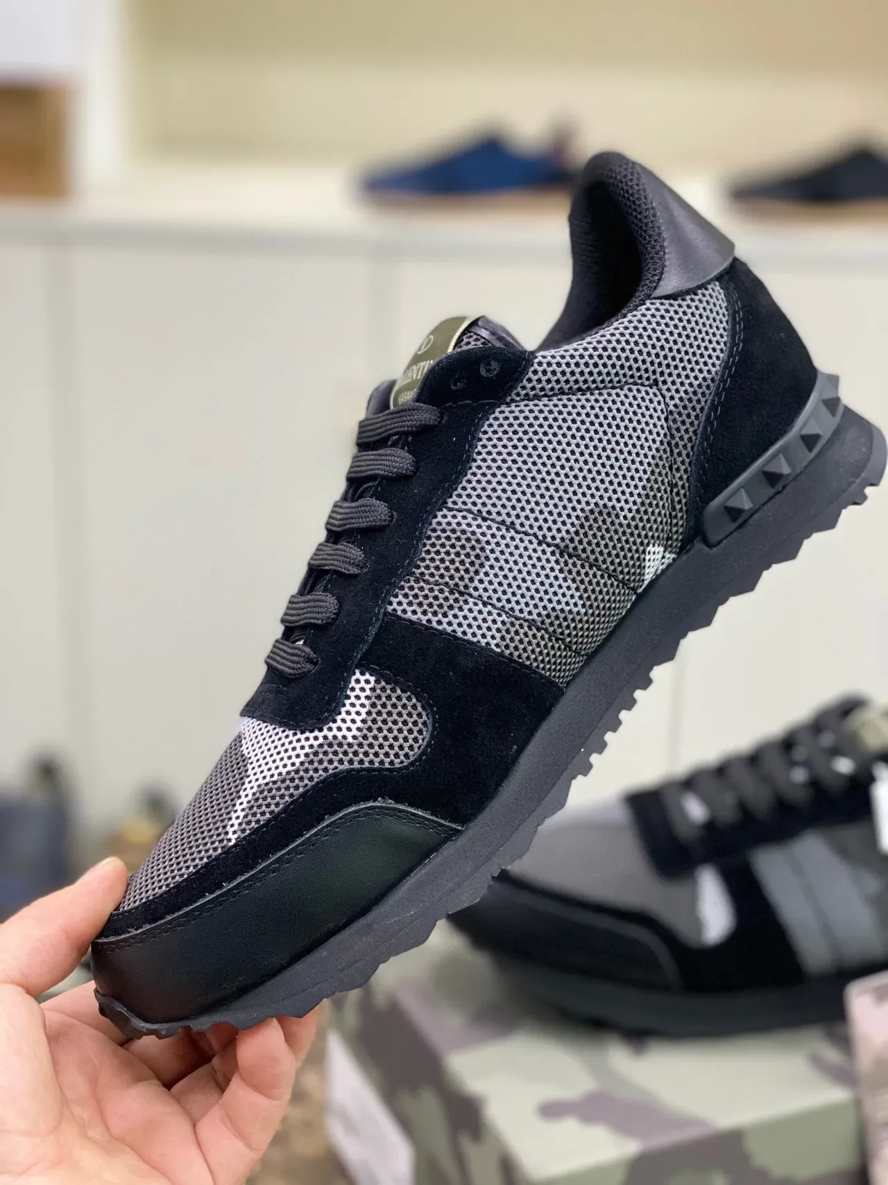 Valentino Rockstud ক্যামোফ্লেজ মেশ এবং স্যুড লাইফস্টাইল স্নিকার্স 3
