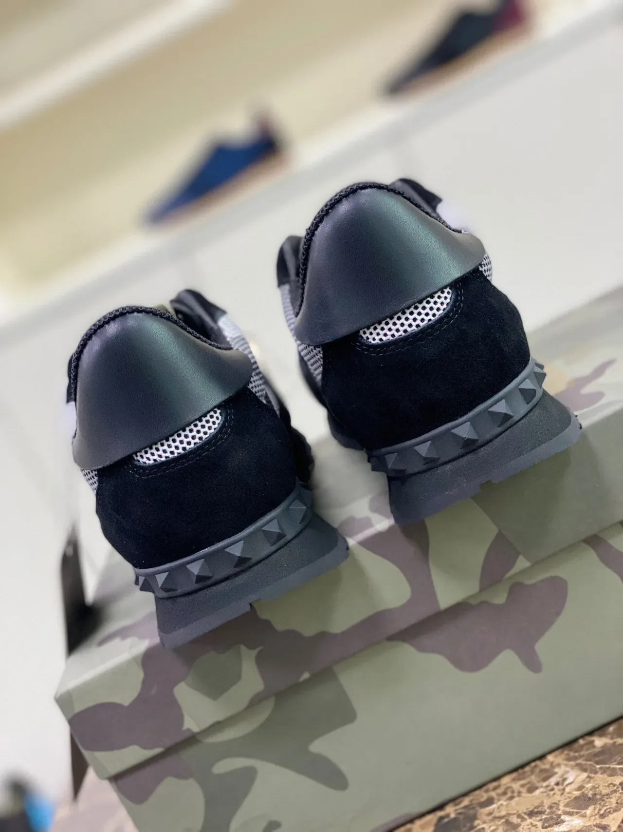 Valentino Rockstud ক্যামোফ্লেজ মেশ এবং স্যুড লাইফস্টাইল স্নিকার্স 7