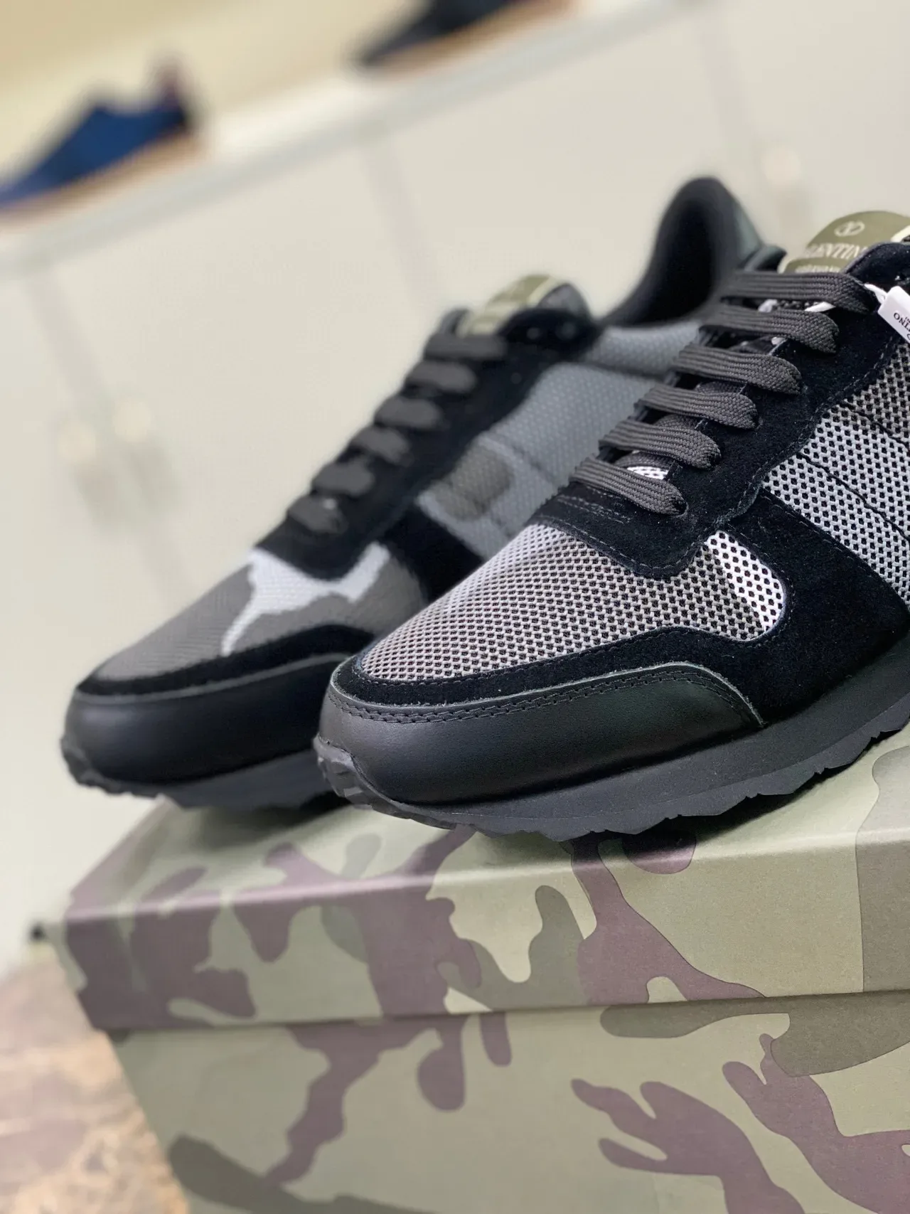 Valentino Rockstud ক্যামোফ্লেজ মেশ এবং স্যুড লাইফস্টাইল স্নিকার্স 8