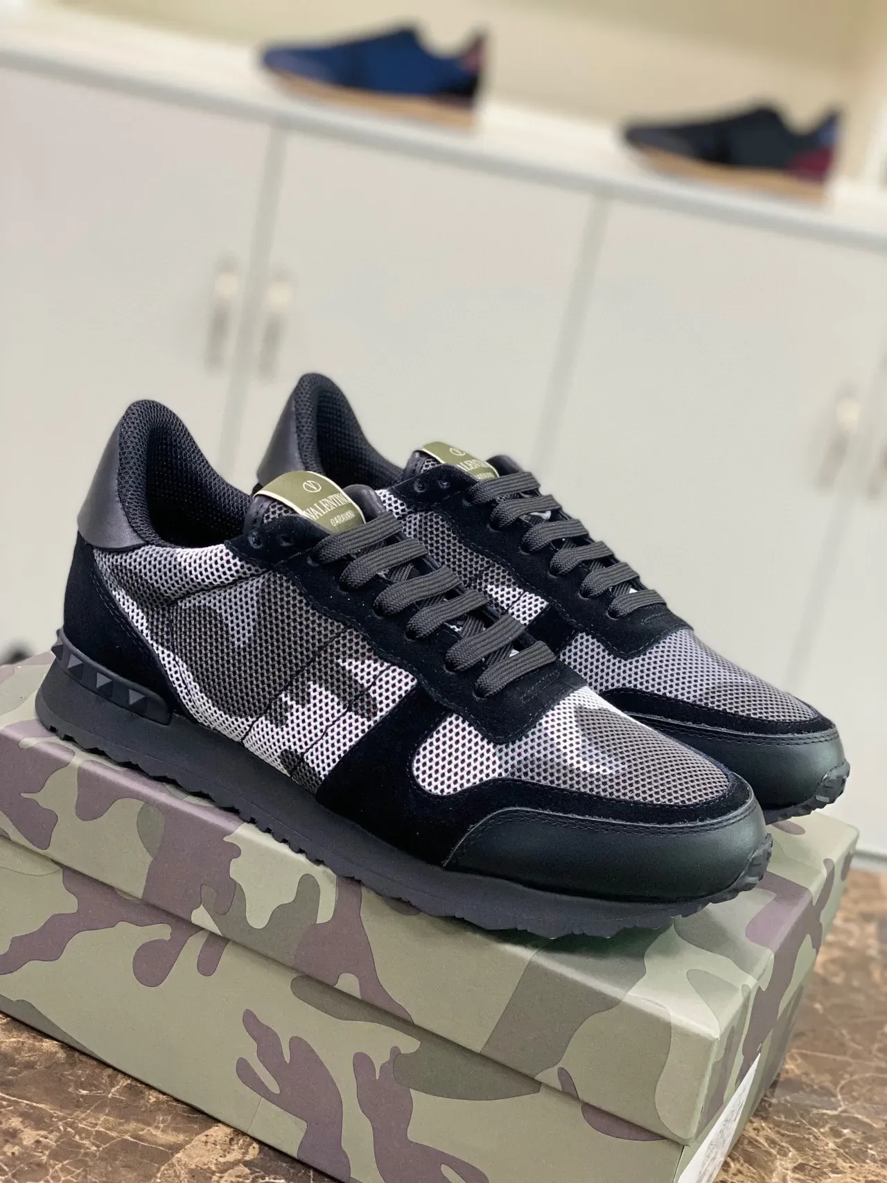 Valentino Rockstud ক্যামোফ্লেজ মেশ এবং স্যুড লাইফস্টাইল স্নিকার্স 9