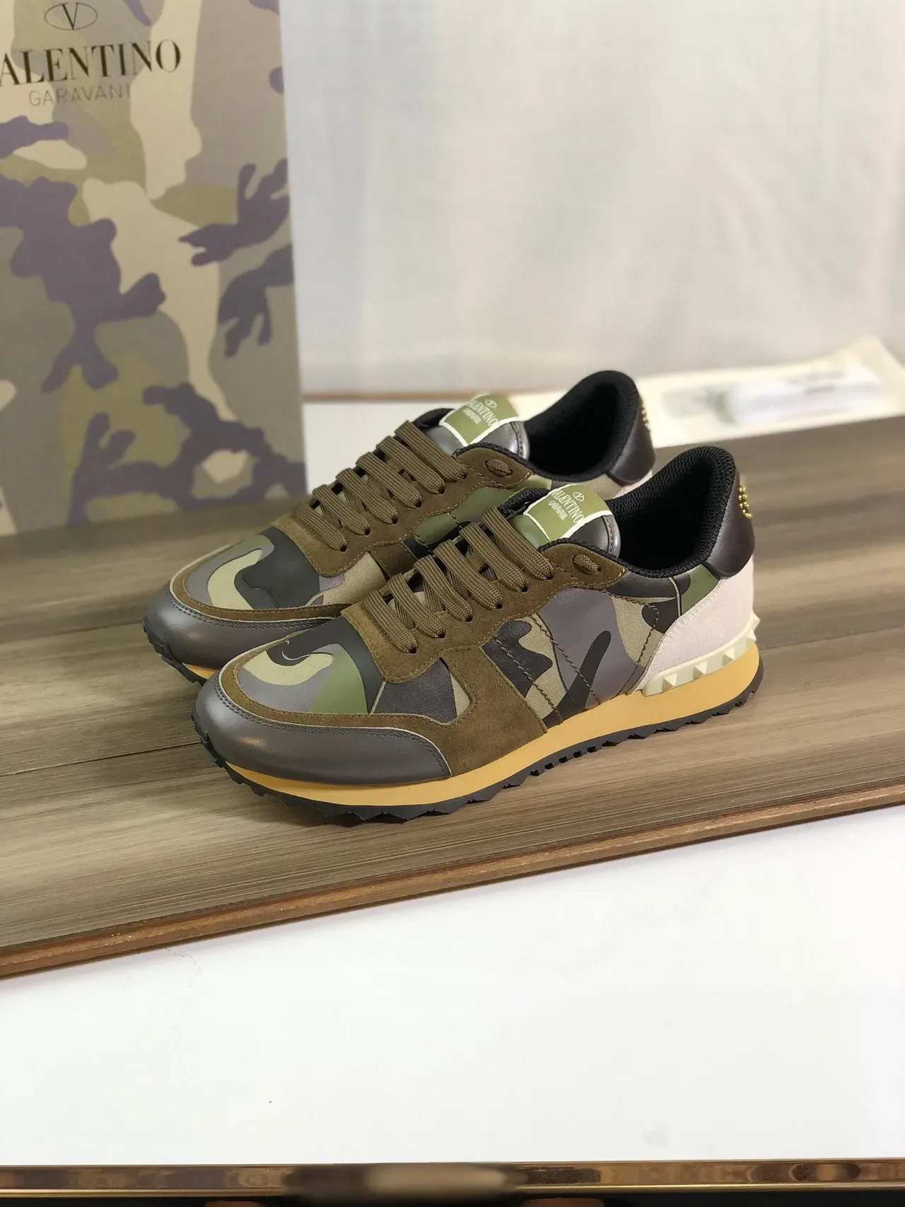 Valentino Rockstud कैमोफ्लाज प्रिंट लाइफस्टाइल स्नीकर्स 7