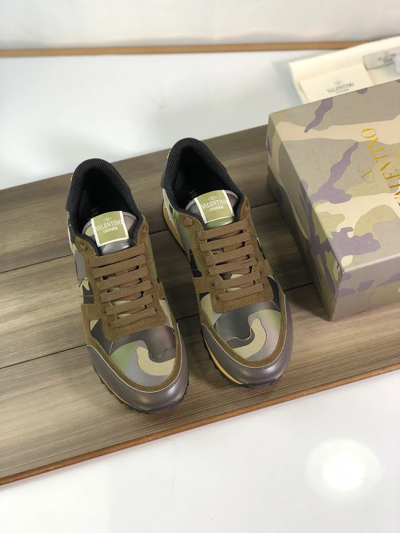 Valentino Rockstud कैमोफ्लाज प्रिंट लाइफस्टाइल स्नीकर्स 8