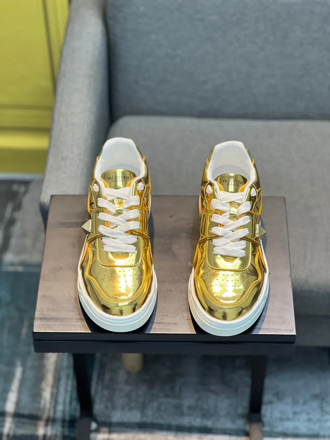 Valentino Rockstud Metallic Gold tênis lifestyle 5
