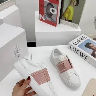 Valentino Rockstud Untitled सफेद और गुलाबी स्टडेड प्लेटफॉर्म लाइफस्टाइल स्नीकर्स