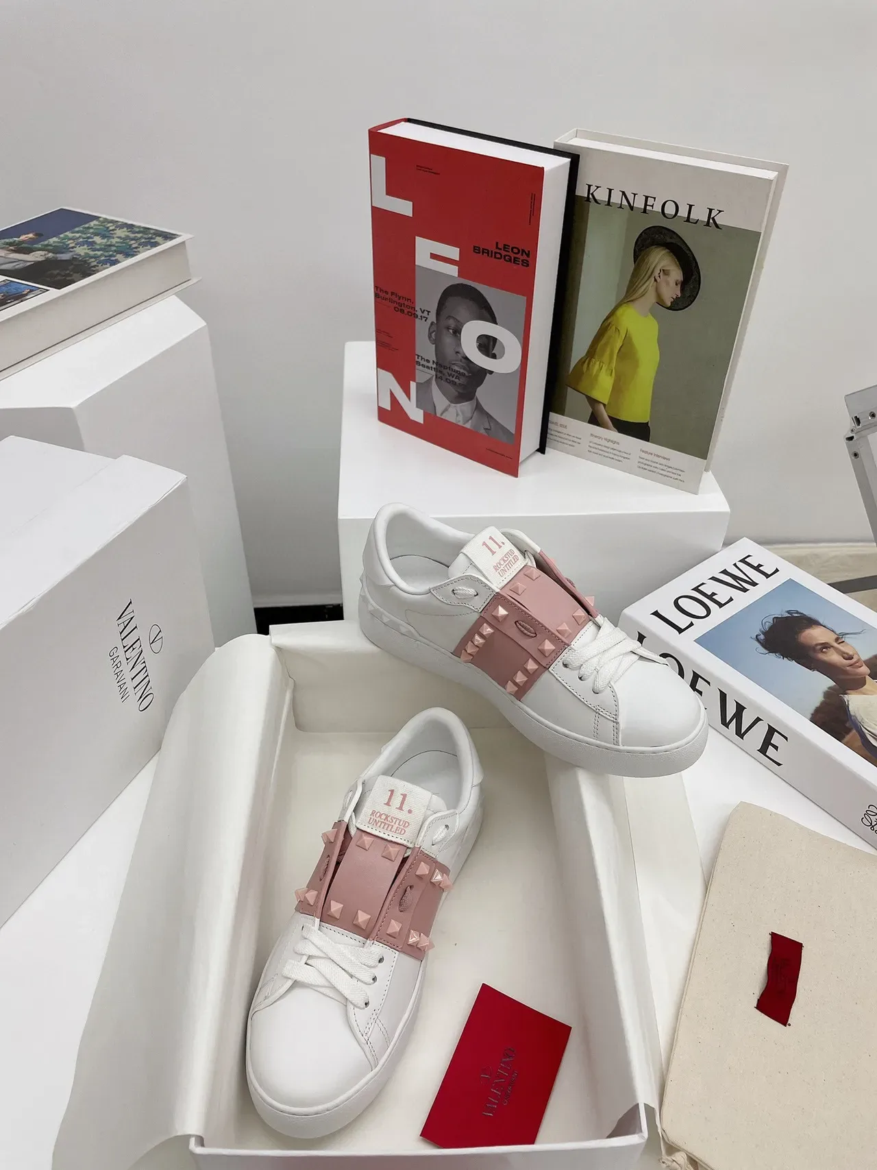 Valentino Rockstud Untitled 白色粉色铆钉厚底生活方式运动鞋 5