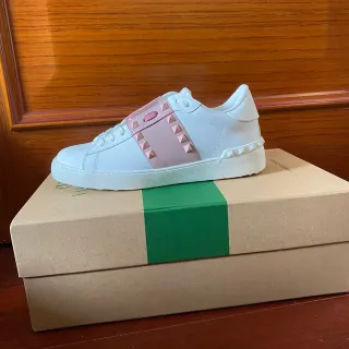 Valentino Rockstud सफेद और गुलाबी स्टडेड लाइफस्टाइल स्नीकर
