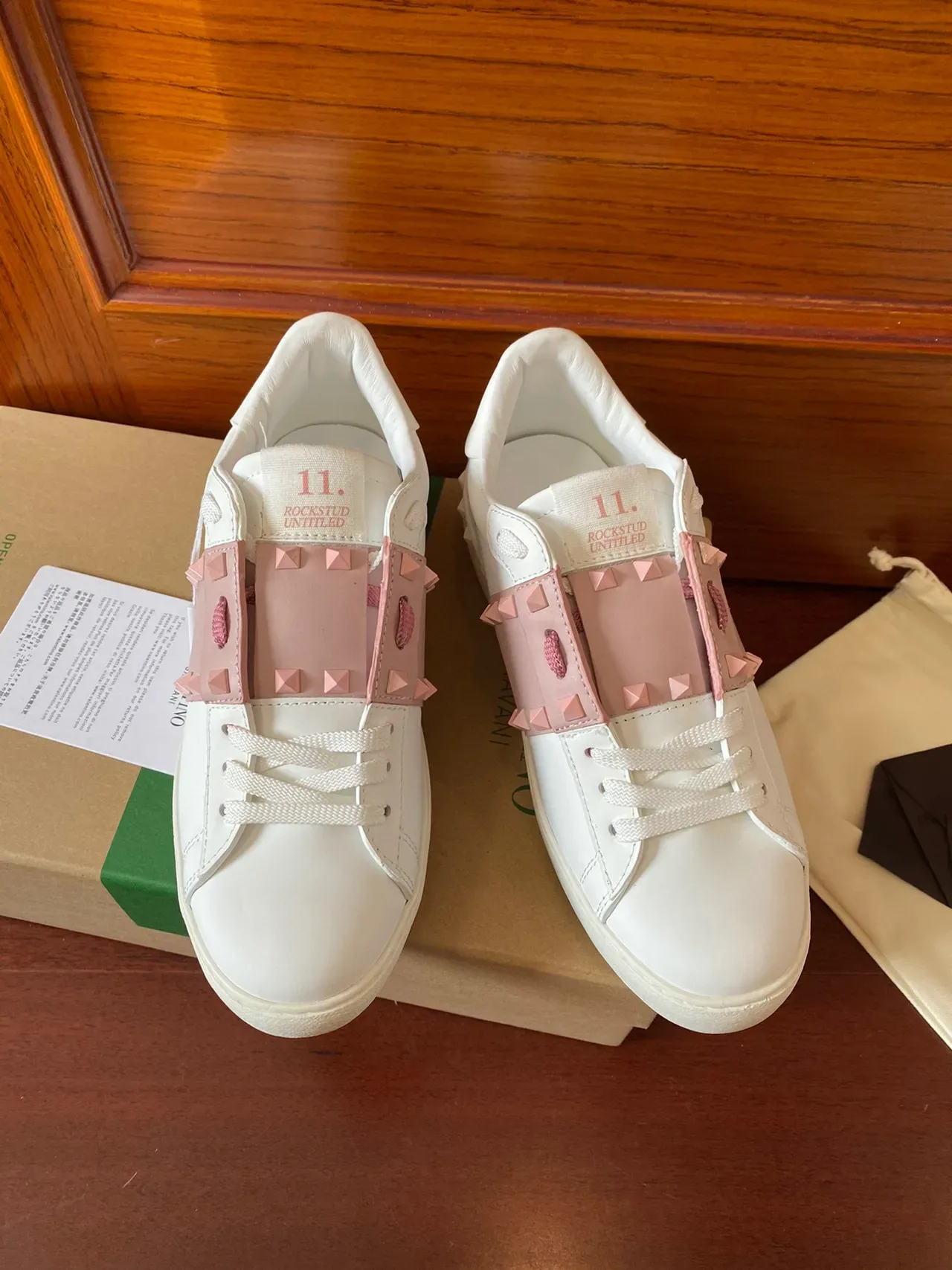 Valentino Rockstud Brancas e Rosadas com Studs Lifestyle Sneakers 2