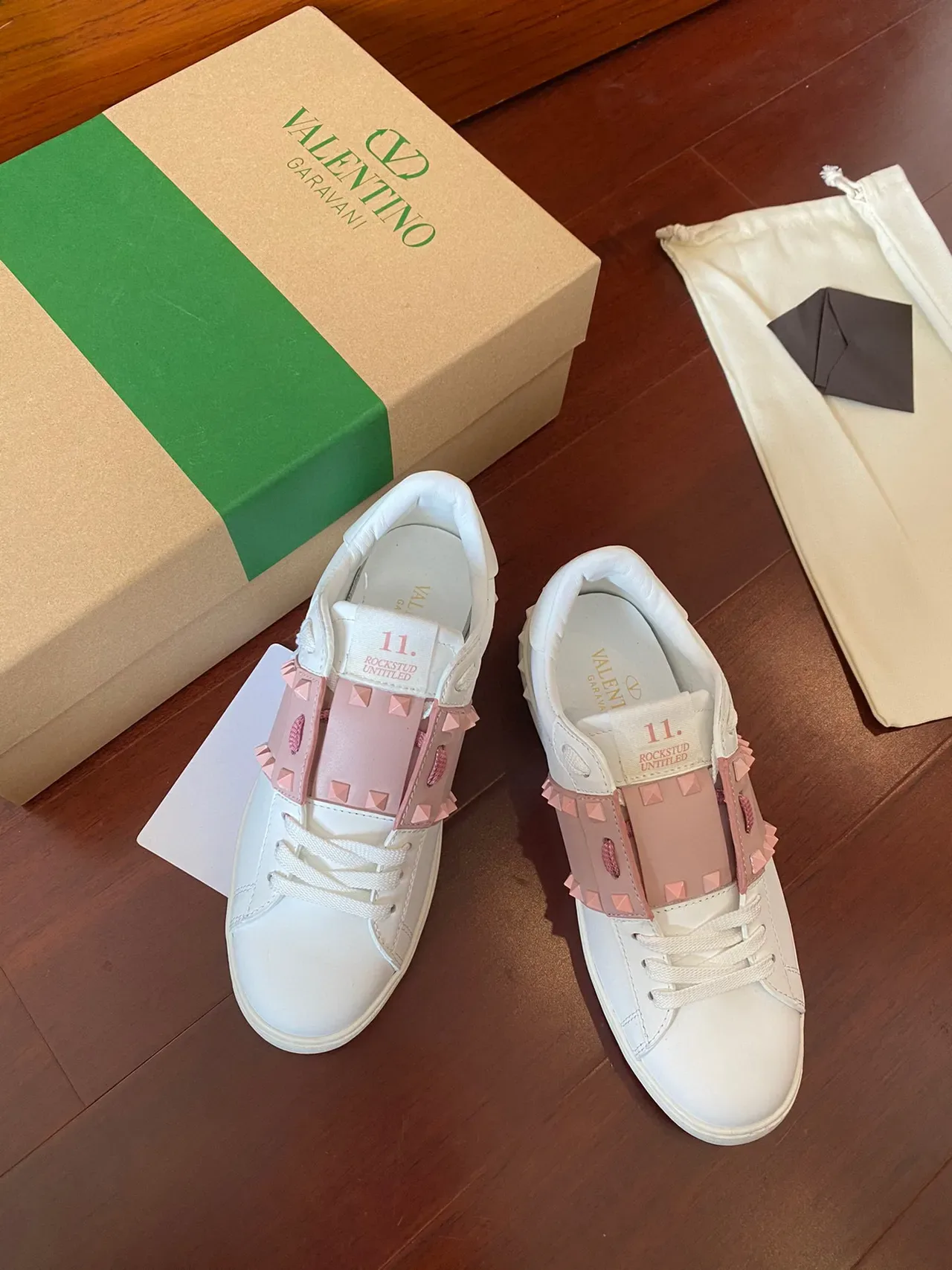 Valentino Rockstud Brancas e Rosadas com Studs Lifestyle Sneakers 3