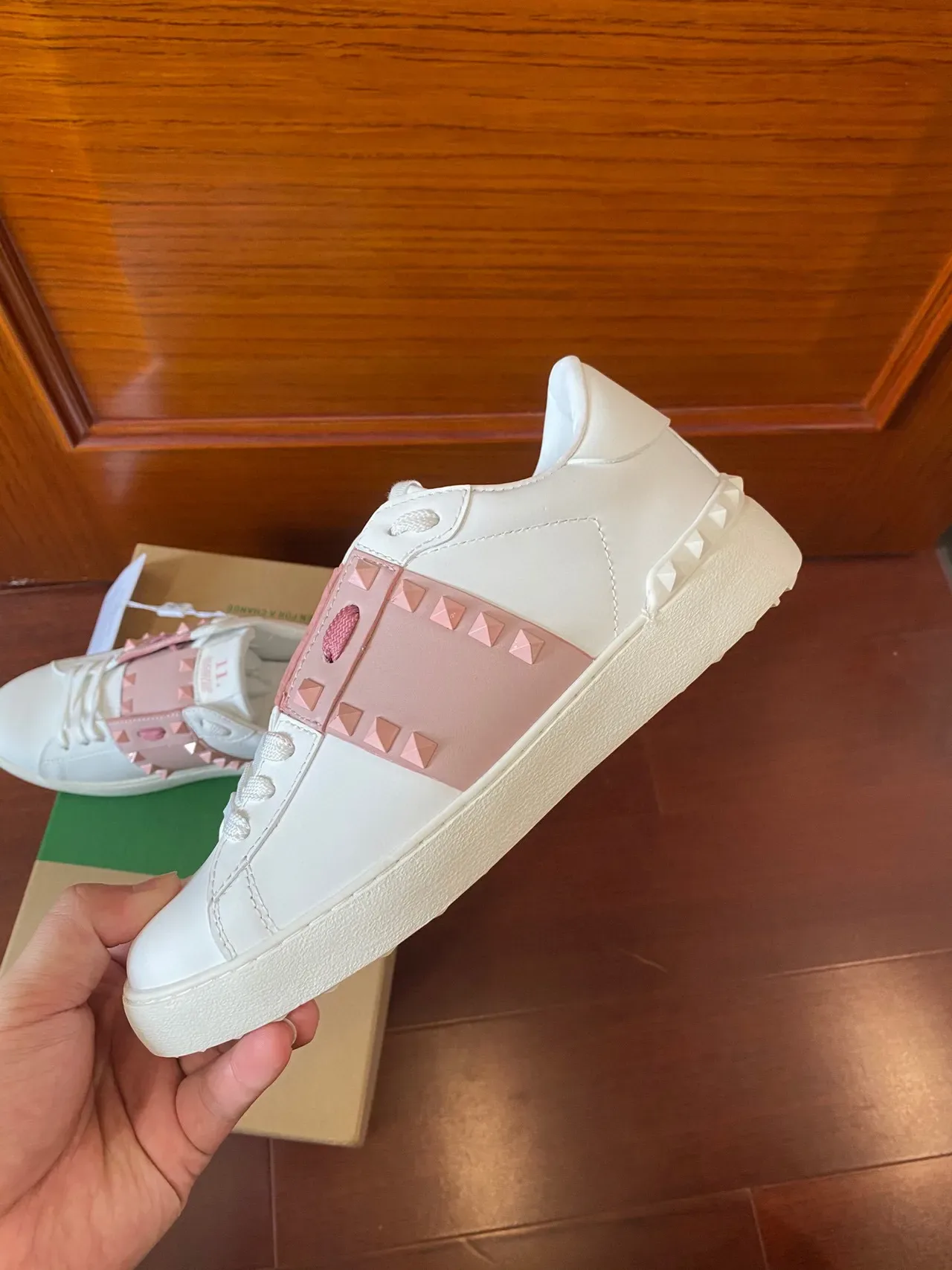 Valentino Rockstud Brancas e Rosadas com Studs Lifestyle Sneakers 8