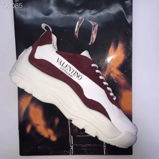 Valentino Rockstud Zapatillas chunky con suela blanca borgoña, suela media con contorno de ola 4