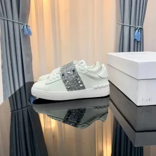 Valentino Rockstud सफेद चमकदार स्टड लाइफस्टाइल स्नीकर