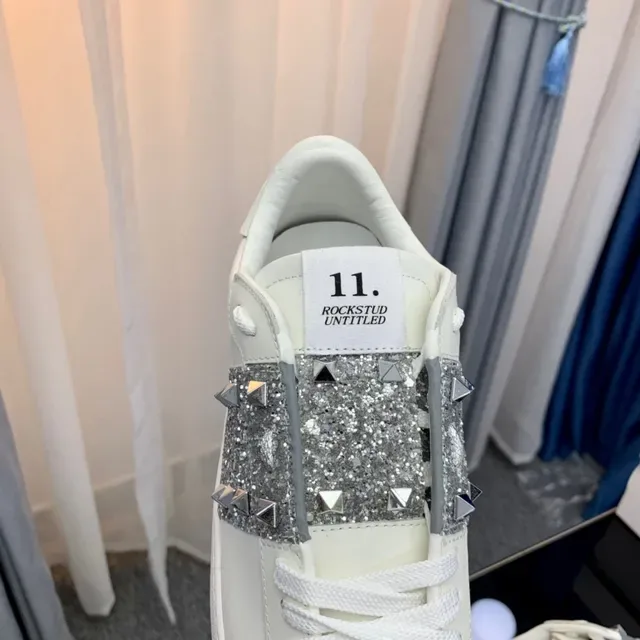 Valentino Rockstud सफेद चमकदार स्टड लाइफस्टाइल स्नीकर 2