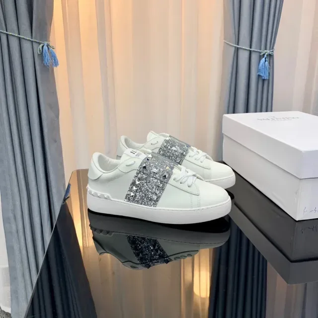 Valentino Rockstud सफेद चमकदार स्टड लाइफस्टाइल स्नीकर 4