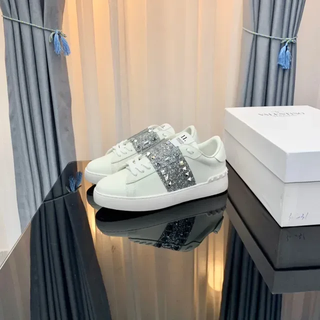 Valentino Rockstud सफेद चमकदार स्टड लाइफस्टाइल स्नीकर 5