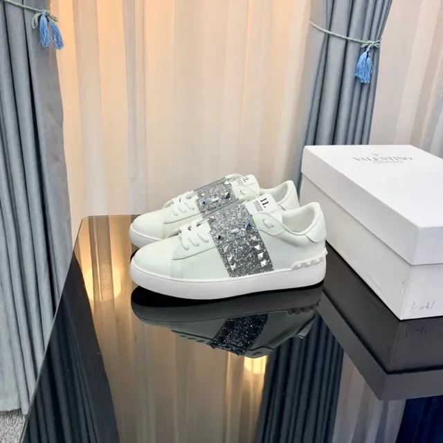 Valentino Rockstud सफेद चमकदार स्टड लाइफस्टाइल स्नीकर 7