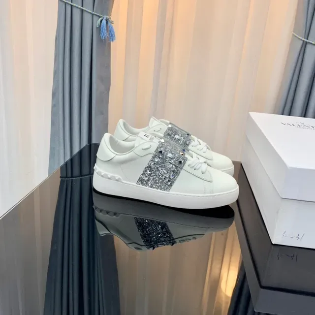 Valentino Rockstud सफेद चमकदार स्टड लाइफस्टाइल स्नीकर 8