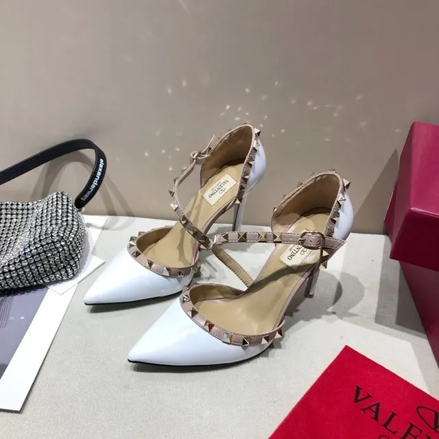 Valentino Rockstud सफेद पेटेंट और नूड लेदर पिरामिड स्टडेड स्टिलेटो 2