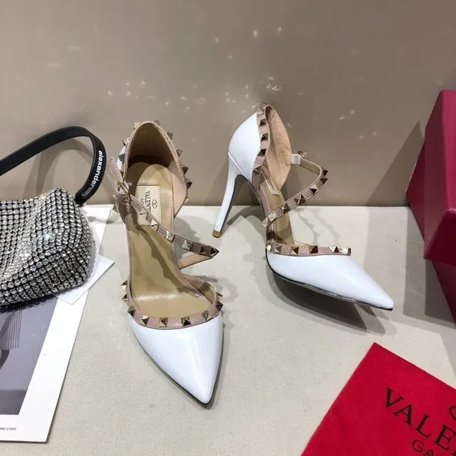 Valentino Rockstud सफेद पेटेंट और नूड लेदर पिरामिड स्टडेड स्टिलेटो 3