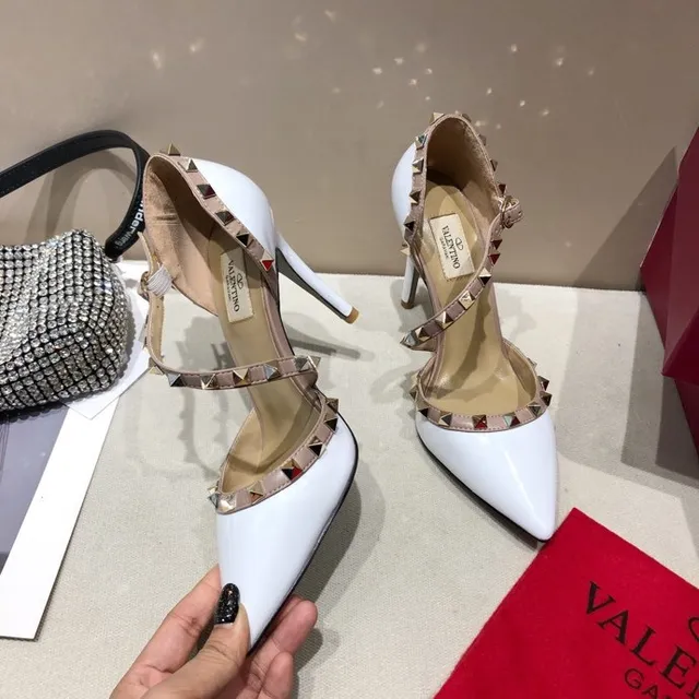 Valentino Rockstud सफेद पेटेंट और नूड लेदर पिरामिड स्टडेड स्टिलेटो 4