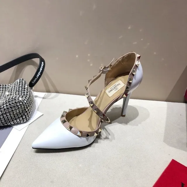 Valentino Rockstud सफेद पेटेंट और नूड लेदर पिरामिड स्टडेड स्टिलेटो 5