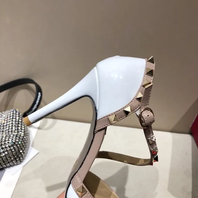 Valentino Rockstud सफेद पेटेंट और नूड लेदर पिरामिड स्टडेड स्टिलेटो 6