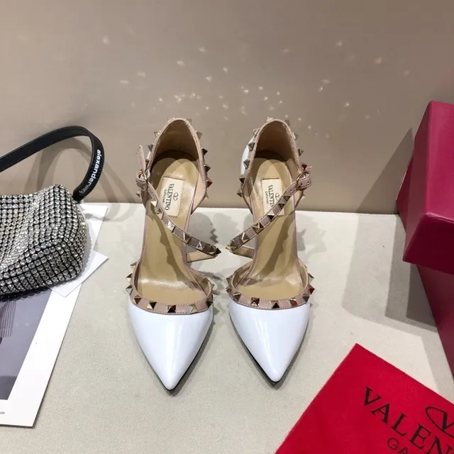 Valentino Rockstud सफेद पेटेंट और नूड लेदर पिरामिड स्टडेड स्टिलेटो 7
