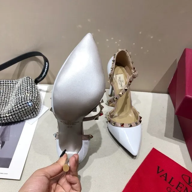 Valentino Rockstud सफेद पेटेंट और नूड लेदर पिरामिड स्टडेड स्टिलेटो 8