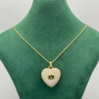Valentino VLogo হার্ট Pavé পেন্ডেন্ট সোনালি টোন হার