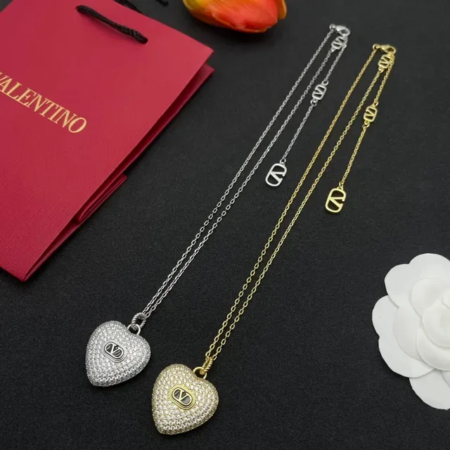 Valentino VLogo قلب Pavé قلادة باللون الذهبي 3