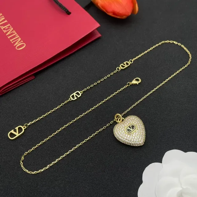 Valentino VLogo قلب Pavé قلادة باللون الذهبي 5