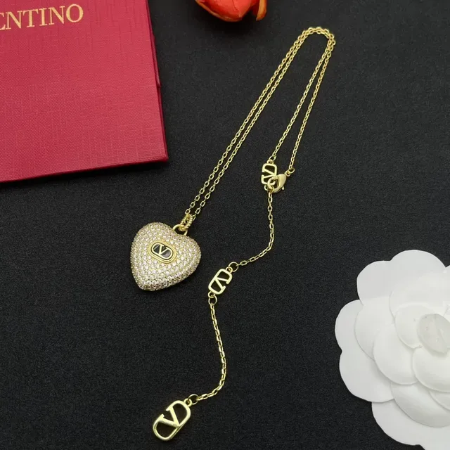 Valentino VLogo قلب Pavé قلادة باللون الذهبي 6