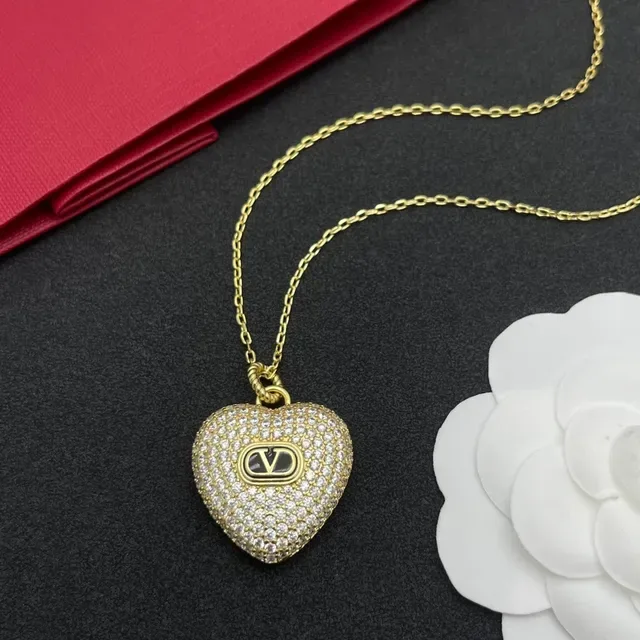 Valentino VLogo قلب Pavé قلادة باللون الذهبي 7