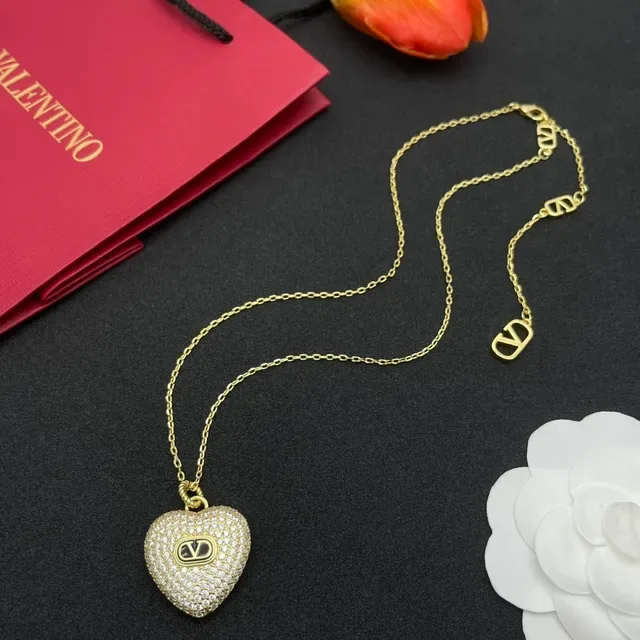 Valentino VLogo قلب Pavé قلادة باللون الذهبي 8