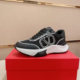 Valentino VLTN काला और सफेद लाइफस्टाइल स्नीकर