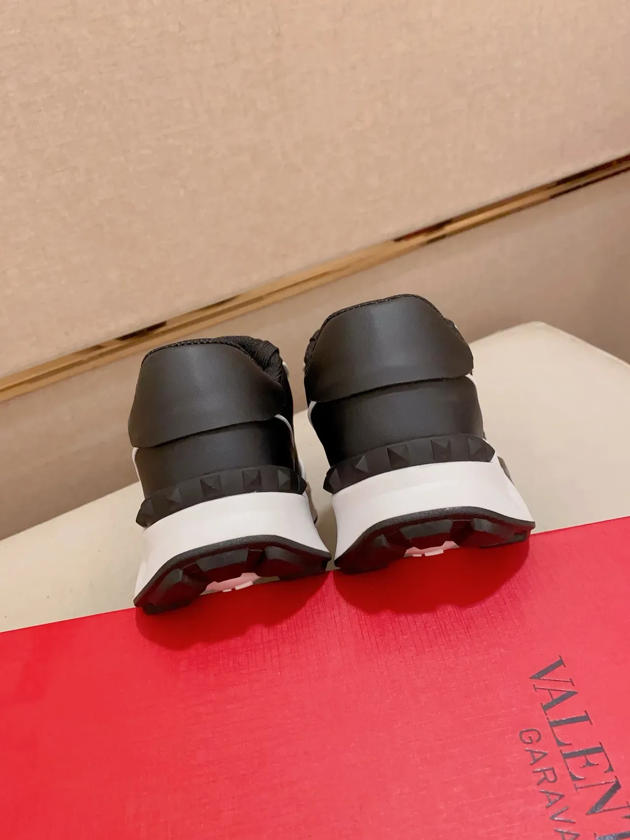 Valentino VLTN কালো এবং সাদা লাইফস্টাইল স্নিকার 3