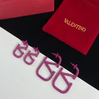 Valentino VLTN ক্রিস্টাল-প্যাভে লোগো কানের দুল