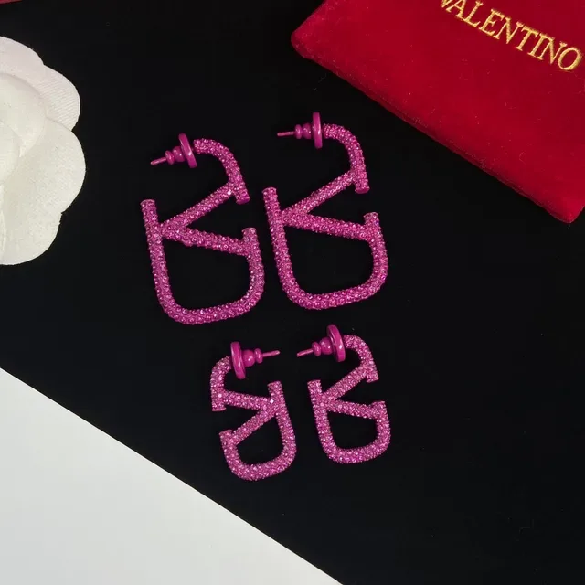 Valentino VLTN ক্রিস্টাল-প্যাভে লোগো কানের দুল 8