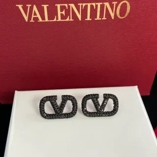 Valentino VLTN Pavé কালো পাথর স্টাড ইয়াররিংস