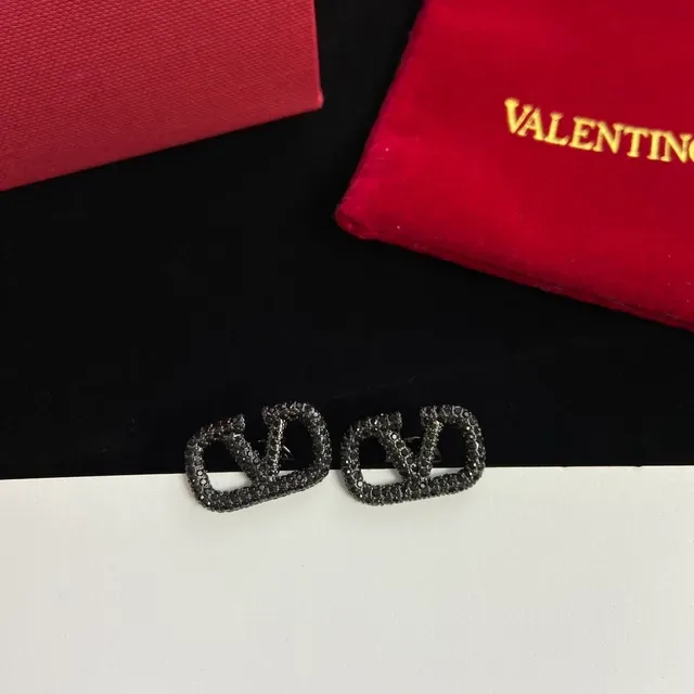Valentino VLTN Pavé Boucles d'oreilles clous de pierre noire 3