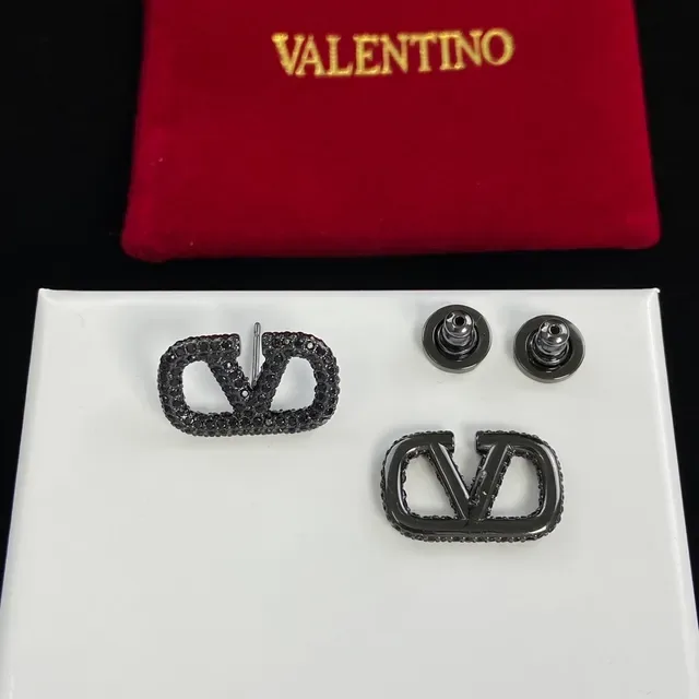 Valentino VLTN Pavé Boucles d'oreilles clous de pierre noire 4