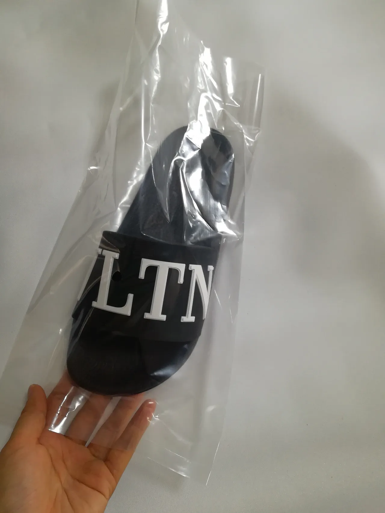 Valentino VLTN Slide negro y blanco pantuflas 2