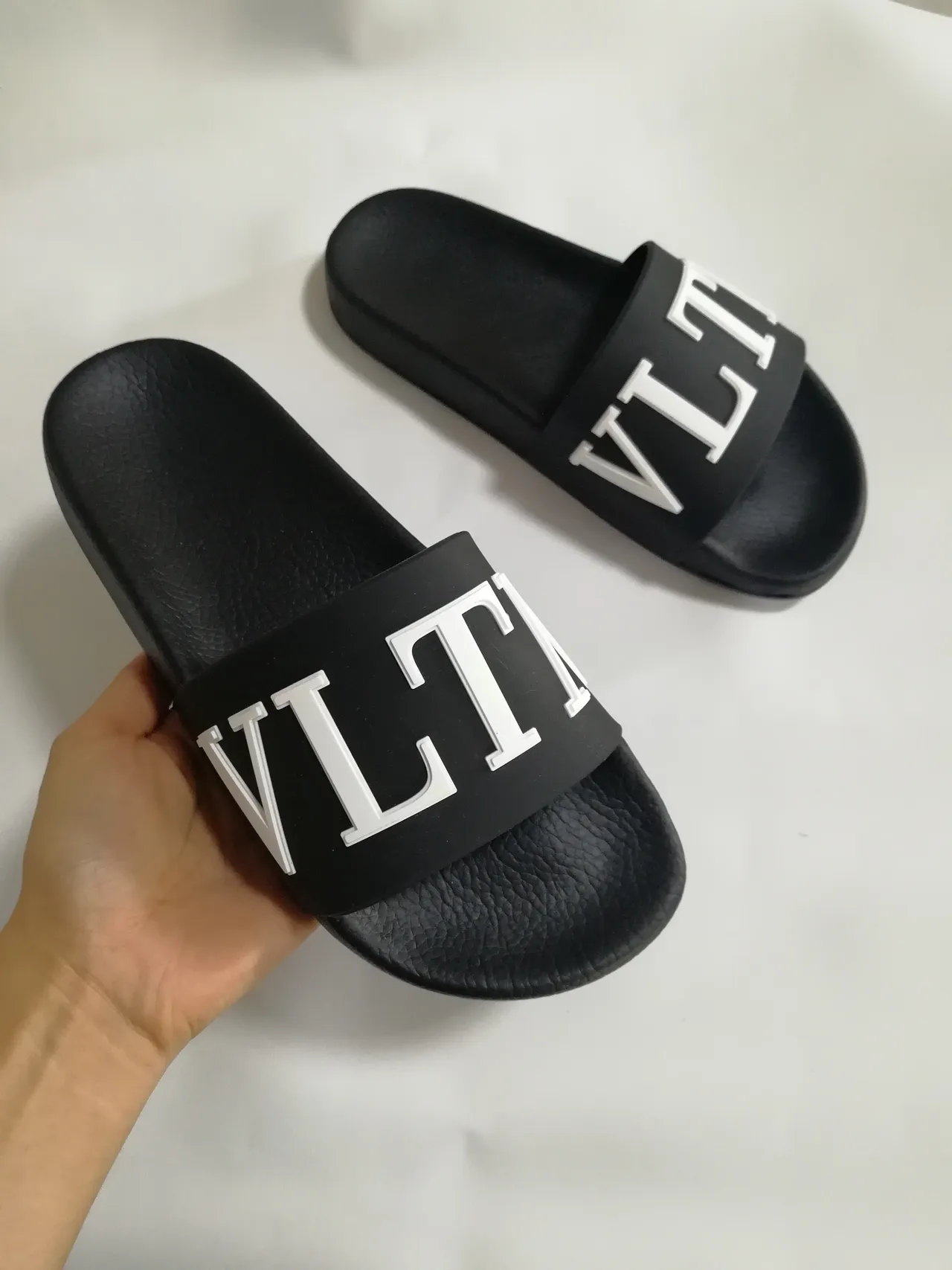 Valentino VLTN Slide negro y blanco pantuflas 3