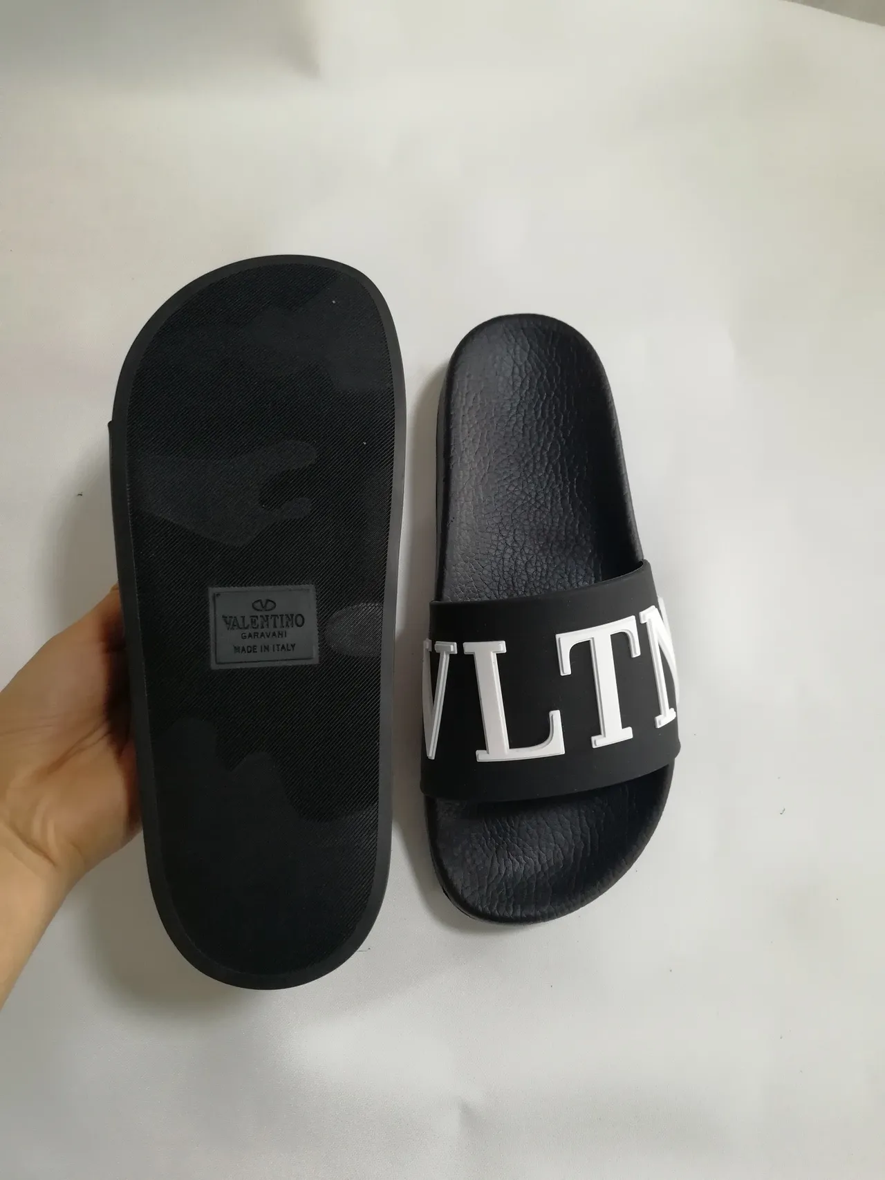 Valentino VLTN Slide negro y blanco pantuflas 4