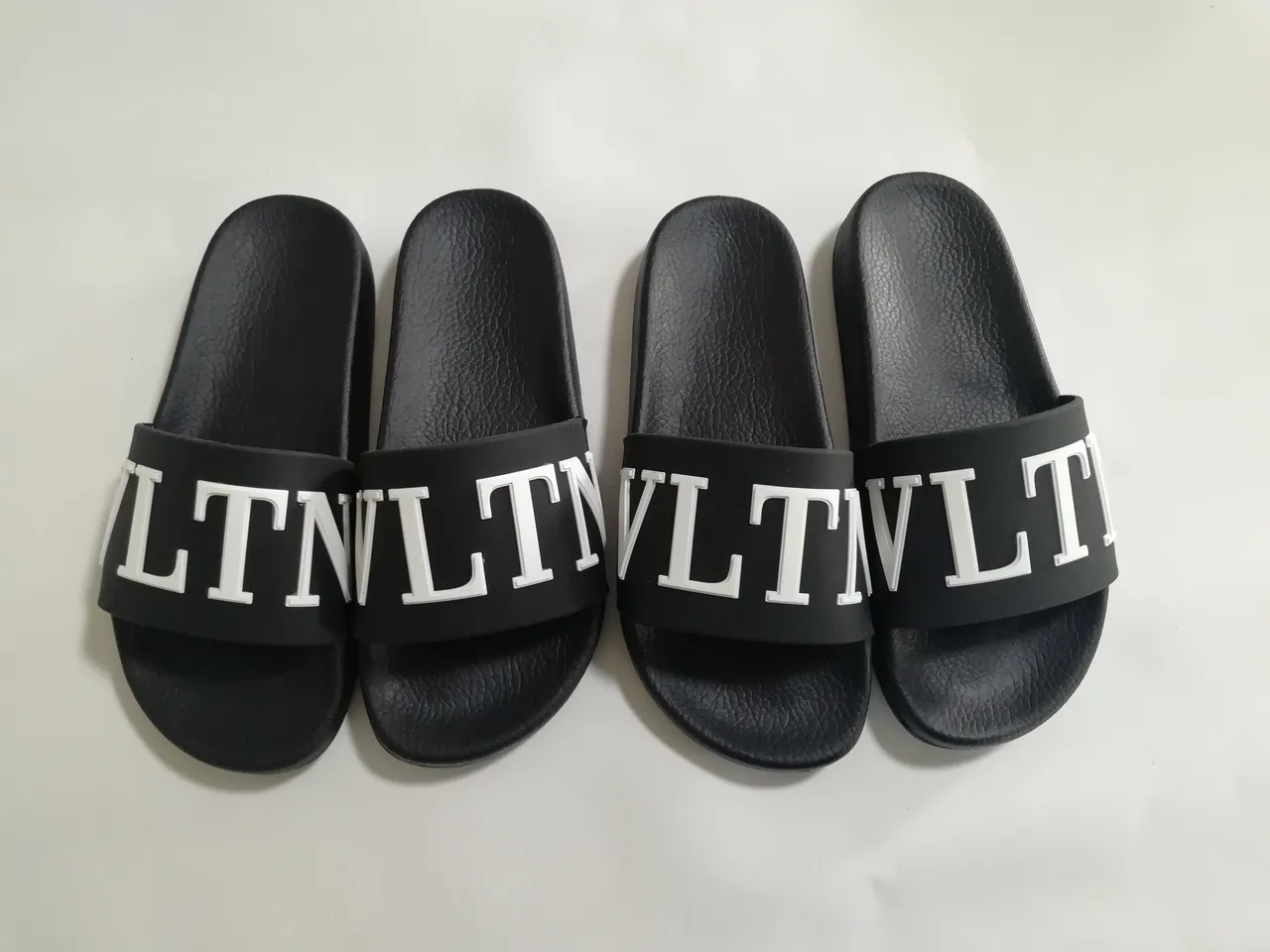 Valentino VLTN Slide negro y blanco pantuflas 5