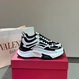 Valentino সাদা কালো স্কাল্প্টেড সোল লেয়ার্ড আপার চাঙ্কি স্নিকার্স