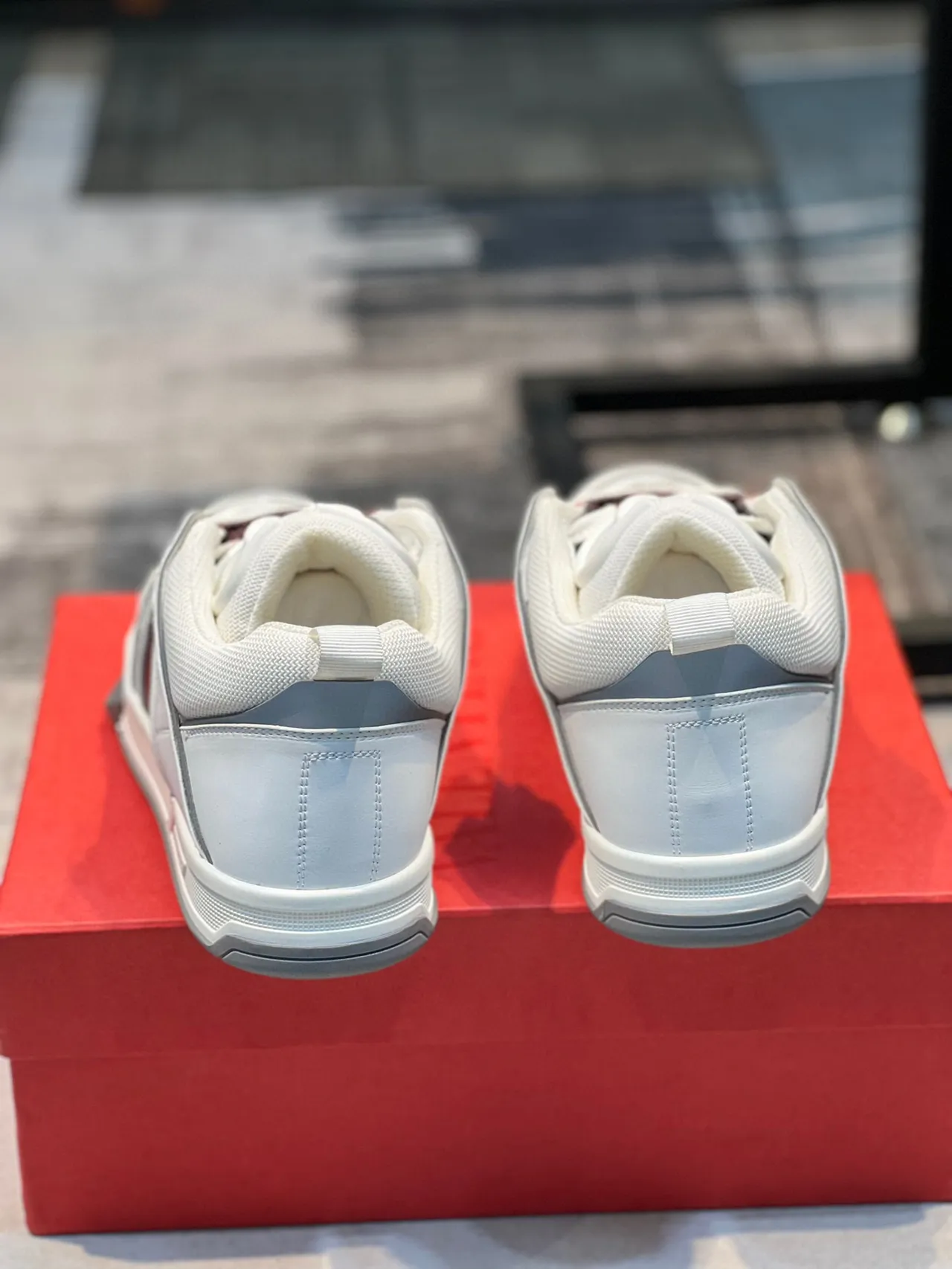 Valentino Branco Borgonha Camadas de Couro e Malha Superior Painel Geométrico Quiltado Lateral Tênis Lifestyle 2